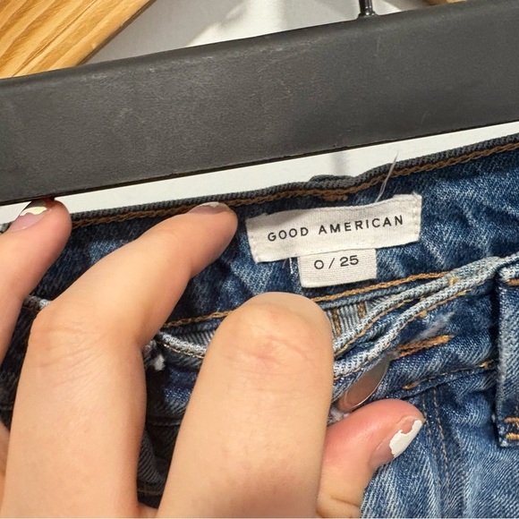 EUC- GOOD AMERICAN CUTT OFF JEANS - Picture 2 of 7